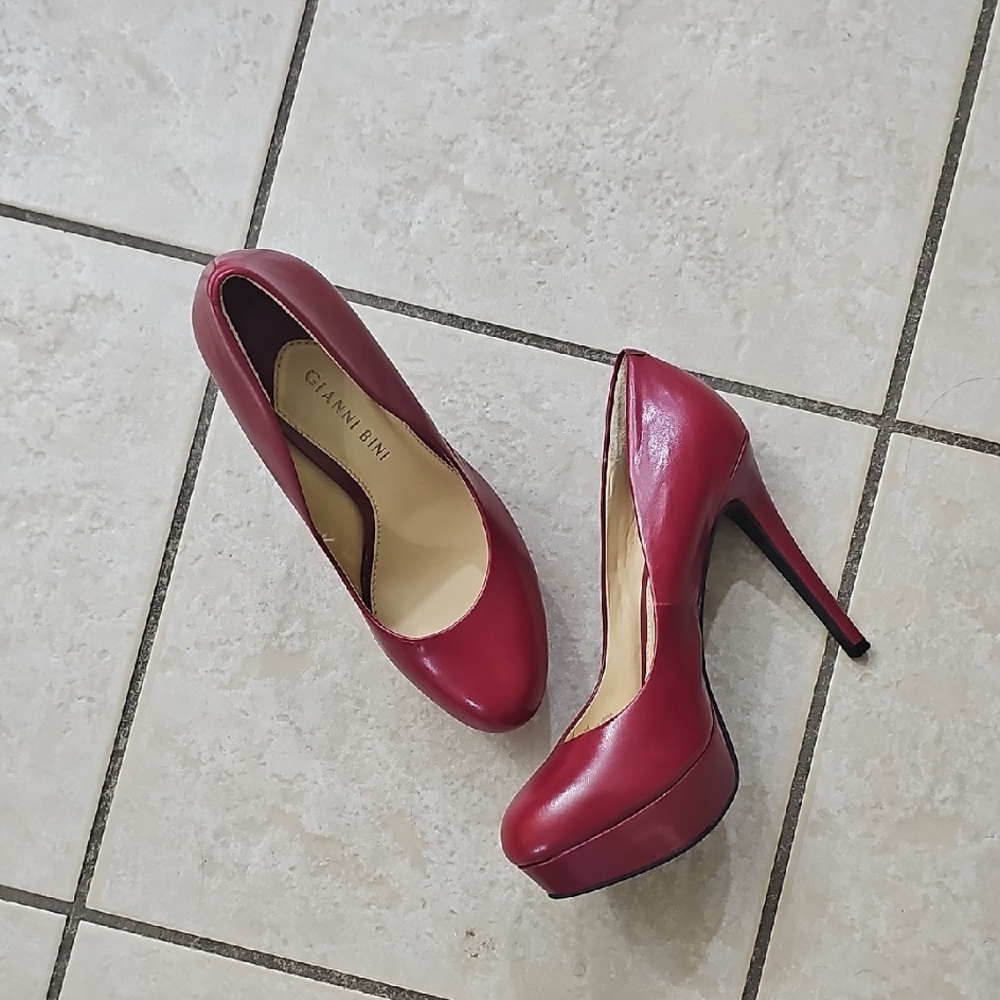 Giani Bini Ferrari Red Platform Pump Like New